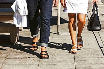 Pantoletten mit zwei Riemchen